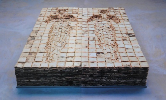 
安東尼·葛姆雷《床》
22×220×168cm 面包、蠟 1980—1981
?藝術家
