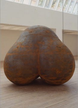 
安東尼·葛姆雷《大地》，1991/93 
260x230x290cm 鑄鐵和空氣
?藝術家

