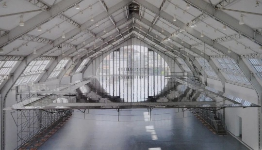 
安東尼·葛姆雷《地平線之域》206×2490×4890cm 
 355條鋼條，鋼螺旋股線電纜，不銹鋼網(wǎng)（安全網(wǎng)），木板地面，
表面涂層的螺釘和聚氨酯樹脂 2012
?藝術家


