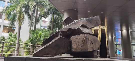 
“太極”系列《轉(zhuǎn)身前動(dòng)》
110×110×176cm 青銅 1997
何香凝美術(shù)館藏 ，攝影：陳卓爾
