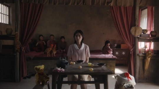 黛安·塞弗林·阮，《在她的時(shí)間里》(截圖)，2023年
彩色錄像，有聲；62分37秒；由藝術(shù)家提供
由上海外灘美術(shù)館委約制作，并得到溫哥華當(dāng)代藝術(shù)美術(shù)館的支持
