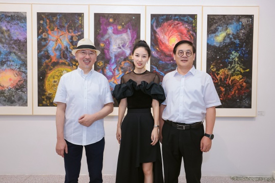 左起：中國美術家協(xié)會副主席李象群、藝術家劉盈希、中國美術家協(xié)會副主席徐里
