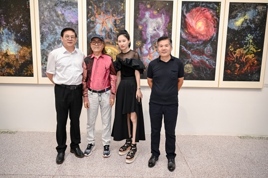 左起：中國美術家協(xié)會副主席徐里、著名畫家石齊、藝術家劉盈希 中國電影出版社有限公司董事長朱虹子
