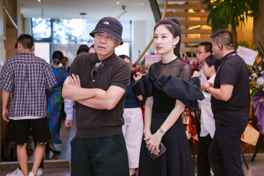 著名演員陳寶國與藝術家

