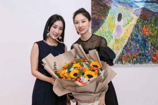 著名演員馬蘇與藝術家合影
