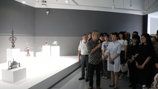 藝術(shù)家管懷賓在展覽現(xiàn)場導(dǎo)覽
