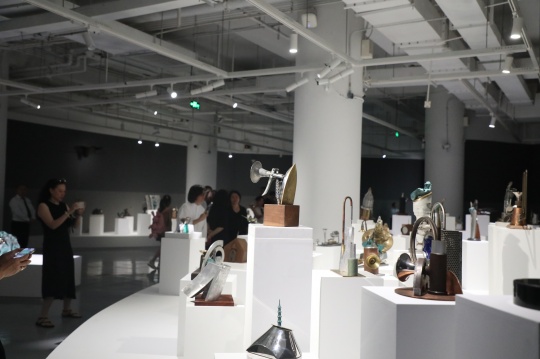 “天際線：管懷賓作品展”金雞湖美術(shù)館展覽現(xiàn)場
