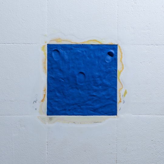 《Something old, something new, something borrowed, something blue》
25×25×1cm 裝置 2022

畫廊空間的墻，油基粘土
作品展示在Filet畫廊
