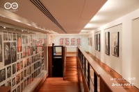 方力鈞個展“面孔與陶瓷”在牛津大學(xué)阿什莫林博物館啟幕,方力鈞