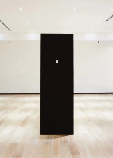 《氣氛》220×70×70cm 裝置 2016-2021
個(gè)展“沿地平線”展覽現(xiàn)場(chǎng)
當(dāng)代唐人藝術(shù)中心曼谷，2021
