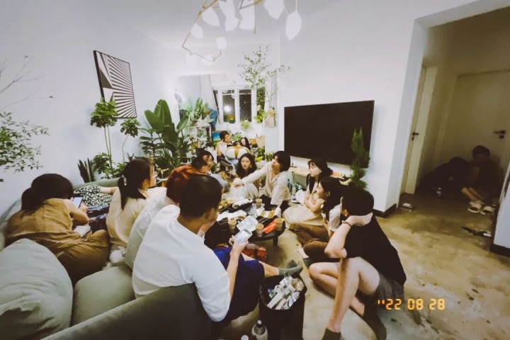 參加“看見最初500米”工作坊

潘宏政和朋友們在廣州家中舉辦沙龍 2022
