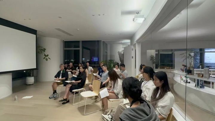 開館前夜
朋友們?yōu)殚_幕作準備
