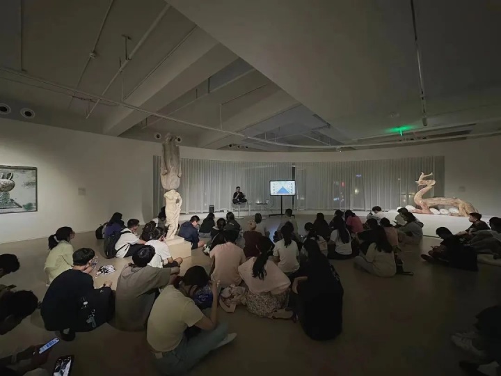 潘宏政與來自溫州肯恩大學(xué)的五十多名學(xué)生
弘美術(shù)館第一次承辦的公教活動
溫州肯恩大學(xué)開學(xué)的第一課：
《博物館/美術(shù)館藝術(shù)鑒賞》
