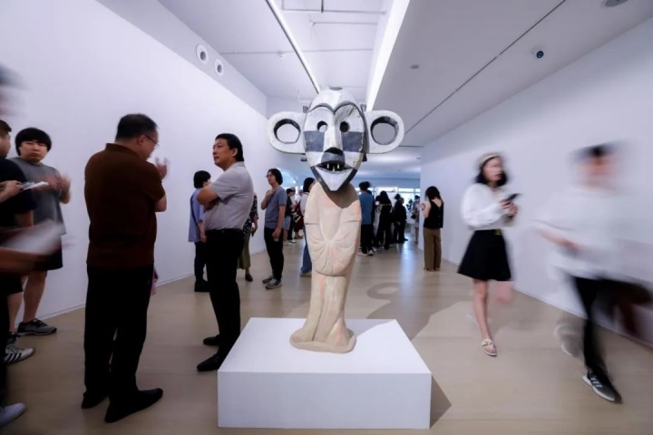 徐震?《進化 – 唐彩繪陶仕女俑，博阿面具》45×82×160cm 
礦物復(fù)合材料、礦物顏料、不銹鋼 2023
徐震?個展“訓(xùn)練祖宗” 開幕首日
展覽現(xiàn)場 弘美術(shù)館 2023
