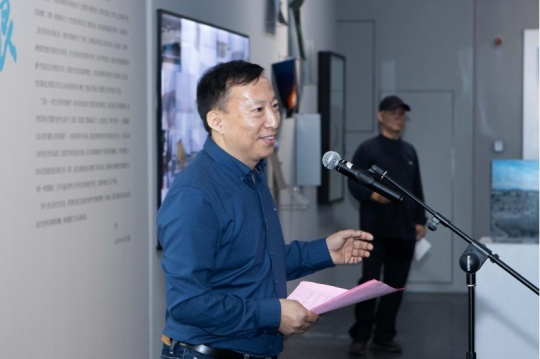 南京市攝影協(xié)會秘書長狄于震主持開幕式