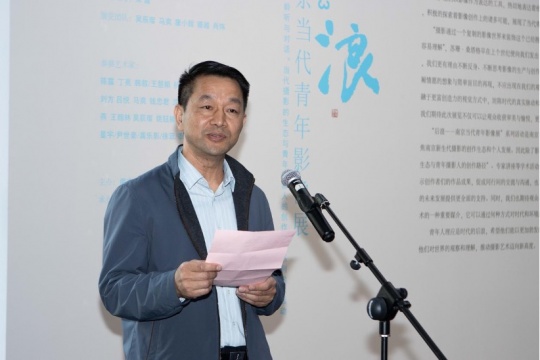 南京市文聯(lián)一級調(diào)研員羅一鳴致詞并宣布展覽開幕
