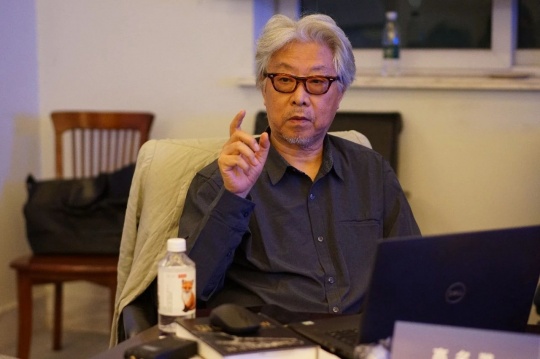 美國匹茲堡大學(xué)教授、學(xué)術(shù)主持高名潞發(fā)言
