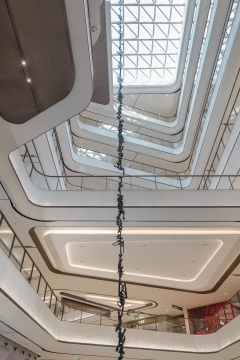 徐冰，《猴子撈月》，2001、2008、2023，碳纖維板、木、漆，尺寸可變

