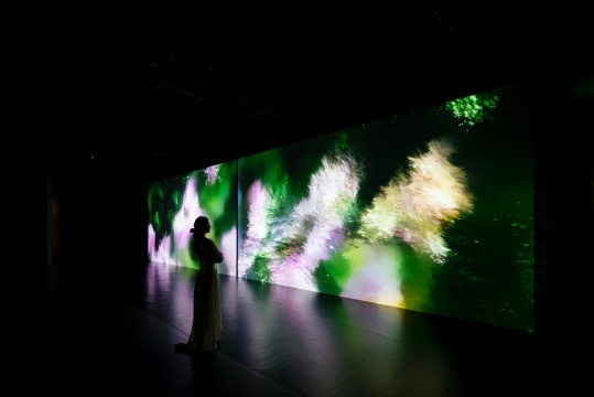 夸尤拉（Quayola），《晚間效應》，2022，視頻裝置，尺寸可變。圖片由藝術家提供
