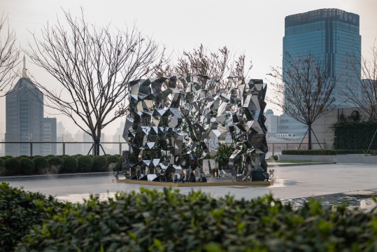 JUJUWANG，《全景——傳送》，2023，鏡面不銹鋼、植物、綜合材料，5.2 × 6.0 × 3.3 m
