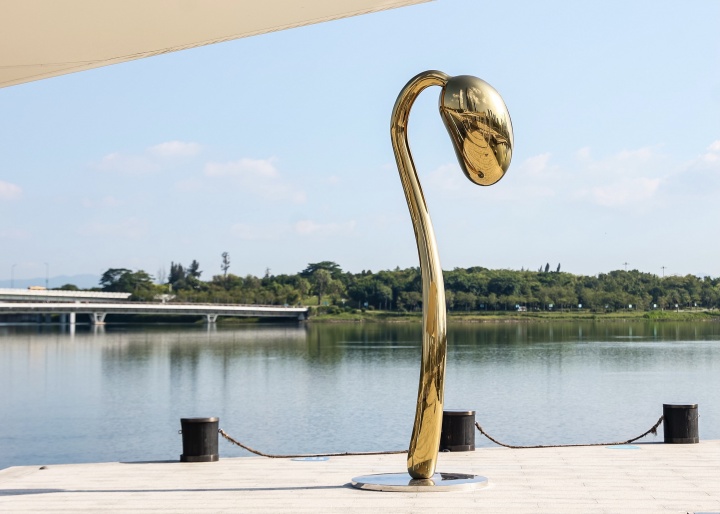 《信仰》，H450cm，不銹鋼，展覽現(xiàn)場@深圳灣公共藝術(shù)季 2022

