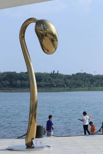 《信仰》，H450cm，不銹鋼，展覽現(xiàn)場@深圳灣公共藝術(shù)季 2022
