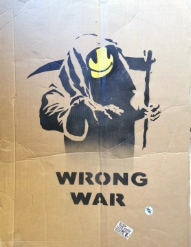 Banksy 班克西《Wrong War》紙板噴漆 spray paint on cardboard 88 × 58cm 2003
