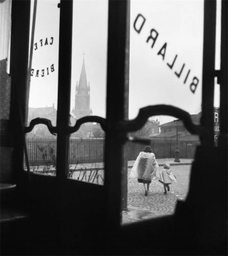 亨利·謝福羅街和古荷恩街的路口咖啡館 1948年

 (C) RMN - Gestion droit d'auteur Willy Ronis Localisation : Charenton-le-Pont, Médiathèque du patrimoine et de la photographie  Photo (C) Ministère de la Culture - Médiathèque du patrimoine et de la photographie, Dist. RMN-Grand Palais / Willy Ronis
