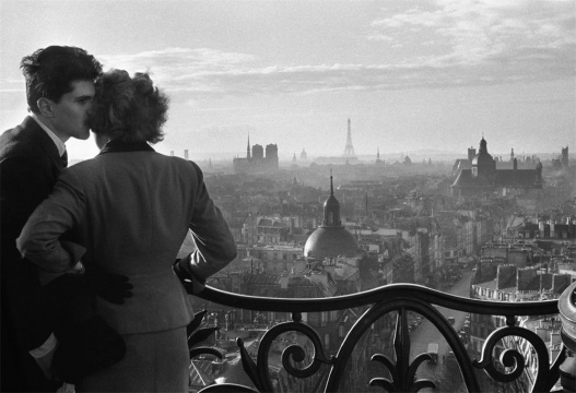 巴士底戀人 1957
(C) RMN - Gestion droit d'auteur Willy Ronis Localisation : Charenton-le-Pont, Médiathèque du patrimoine et de la photographie  Photo (C) Ministère de la Culture - Médiathèque du patrimoine et de la photographie, Dist. RMN-Grand Palais / Willy Roni
