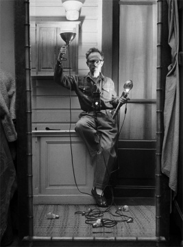 
用閃光燈的自拍像 1951
(C) RMN - Gestion droit d'auteur Willy Ronis Localisation : Charenton-le-Pont, Médiathèque du patrimoine et de la photographie  Photo (C) Ministère de la Culture - Médiathèque du patrimoine et de la photographie, Dist. RMN-Grand Palais / Willy Ronis

