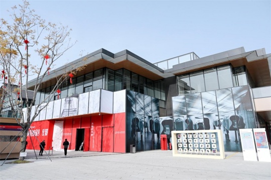 “永恒的巴黎”展廳外部
成都天府藝術(shù)公園，2024

