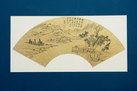 沈周丨綠樹草亭圖丨1485
設(shè)色金箋
過云樓顧氏家族藏
款識:綠樹陰濃鶴夢頑，草亭立在水聲間。閑吟自把闌干憑，細葛風(fēng)涼扇影閑。沈周。
鈐印:白石翁


