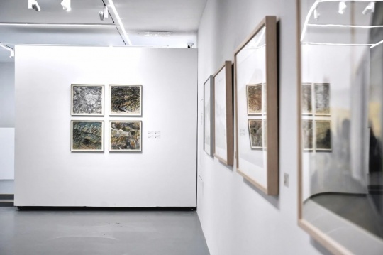 亙畫廊 “藝海三人展”，傳播學(xué)者型藝術(shù)家“身體力行”的美育之道