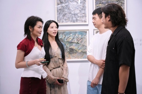 亙畫廊 “藝海三人展”，傳播學(xué)者型藝術(shù)家“身體力行”的美育之道