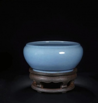 LOT686清雍正 天藍釉連座缽式洗

高（連座） 22.6 cm 寬 27.5 cm

 

款識：“大清雍正年制”篆書款

參閱：北京故宮博物院藏清雍正仿汝釉缽式連座洗。

 

估價：RMB 1,080,000 - 1,280,000
