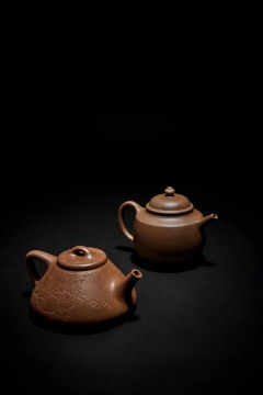 LOT906左：當代 李寒勇制 子冶石瓢壺

寬 14 cm 高 7 cm 容量 280 cc

估價：RMB 100,000 - 120,000

 

LOT903

右：當代 高振宇制 金輪壺

寬 13.5 cm 高 9.5 cm 容量 310 cc備注：附作者證書

估價：RMB 200,000 - 300,000

