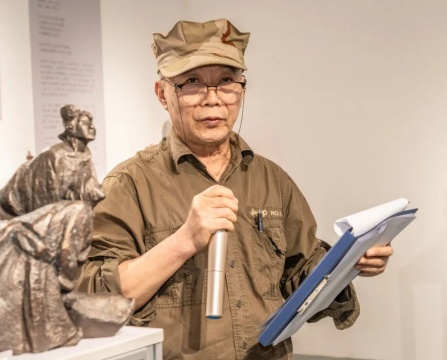 展覽策展人、《雕塑》雜志主編朱尚熹教授主持開幕式

 
