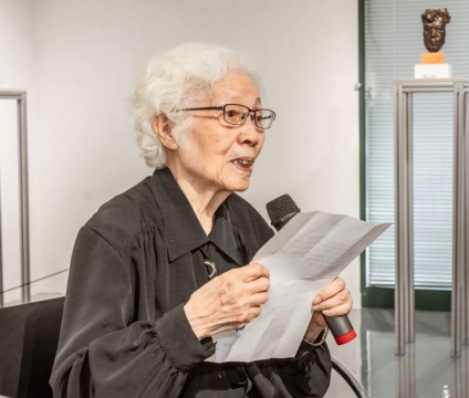 何燕明先生遺孀孫碧霞女士致辭
