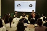 安娜歷時五年拍攝的“如夢之夢”攝影作品集 《如夢時間》今天發(fā)布,安娜