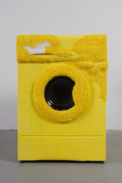 伍偉《黑瞳》48x60x88cm 金屬、木板、紙張 2021