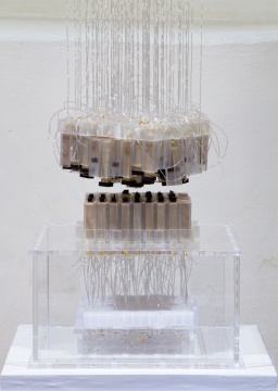 范冉冉《噎》 互動(dòng)裝置（3D打印、樹(shù)脂、丙烯酸、電機(jī)、微控制器、乙烯基、木材、金屬、弦線），觀眾參與行為作品 2024
