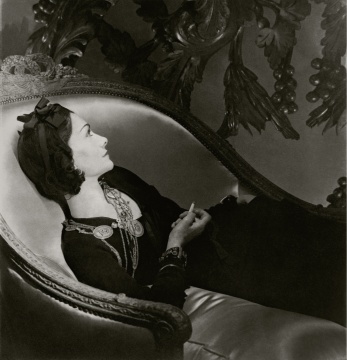 《可可 · 香奈兒》，巴黎，1937. ? Conde? Nast/Horst Estate
藝術微噴
倫敦維多利亞與艾爾伯特博物館
館藏號：  E.220-2014
收藏家格爾特 · 埃爾弗瑞（ Gert Elfering）贈
在精美裝飾雕刻的襯托下，香奈兒女士倚坐在一把路易十六風格的貴妃椅上。多年來，這種照片一直是她最鐘愛的肖像照。霍斯特未向她收取拍攝費用，于是，香奈兒將自己收藏的幾件家具贈送給攝影師以表感謝。霍斯特如此評價她的地位： “毋庸置疑，香奈兒是時尚界的核心，是最耀眼的那顆星?！?
