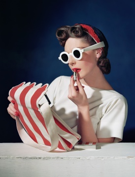 連衣裙：莎莉 ·   維克多；模特：穆里爾 · 麥克斯豐爾1939美國版《Vogue》， 1939.7.1顯色印刷致謝霍斯特遺產(chǎn)委員會/康泰納什7月屬于紅、白、藍三色。閃亮的白色蘊魚皮，搭配紅藍相間的頭巾帽：莎莉 · 維克多。條紋手袋：保羅 · 弗拉托。彩妝：Primrose House 。紅色指甲油：露華濃。墨鏡：Lugene。