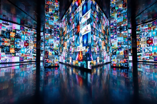 “Beeple：來(lái)自人造未來(lái)的故事”展覽現(xiàn)場(chǎng)，德基藝術(shù)博物館，2024
