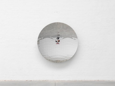 安尼施·卡普爾，隨機三角鏡，149,5x149,5x20 cm，不銹鋼、樹脂，2018年 常青畫廊
