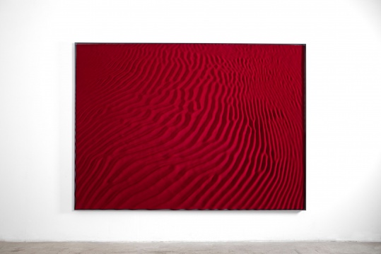 勞瑞斯·切克尼，風沙地貌 (Etep)，250x180x6 cm，鑄造聚酯樹脂，丙烯樹脂，尼龍纖維，鋁質(zhì)框架，2024年 常青畫廊
