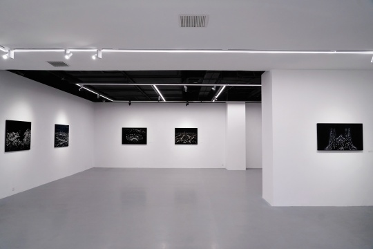 多媒介藝術(shù)探討全球城市文化：李若姮個展《城耀》亮相北京