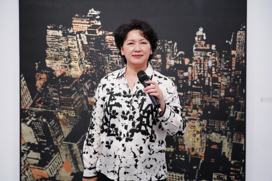  亙畫廊出品人柔強女士  北京蘭斯麥芒文化有限公司董事長

 
