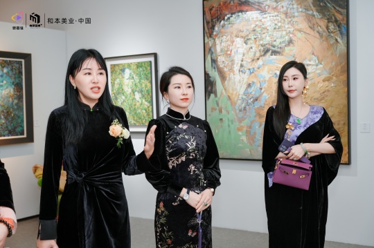 「自由之陸」策展人昕楊指引嘉賓參觀畫展
