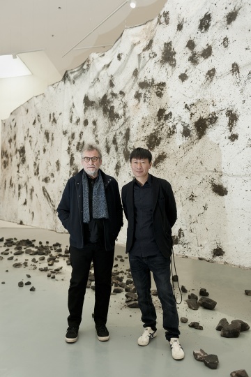 
2024年11月22日，奧利維耶·卡佩蘭與劉商英

在 “繪畫與游蕩”展覽現(xiàn)場，星地藝術(shù)中心

攝影：董林

 

